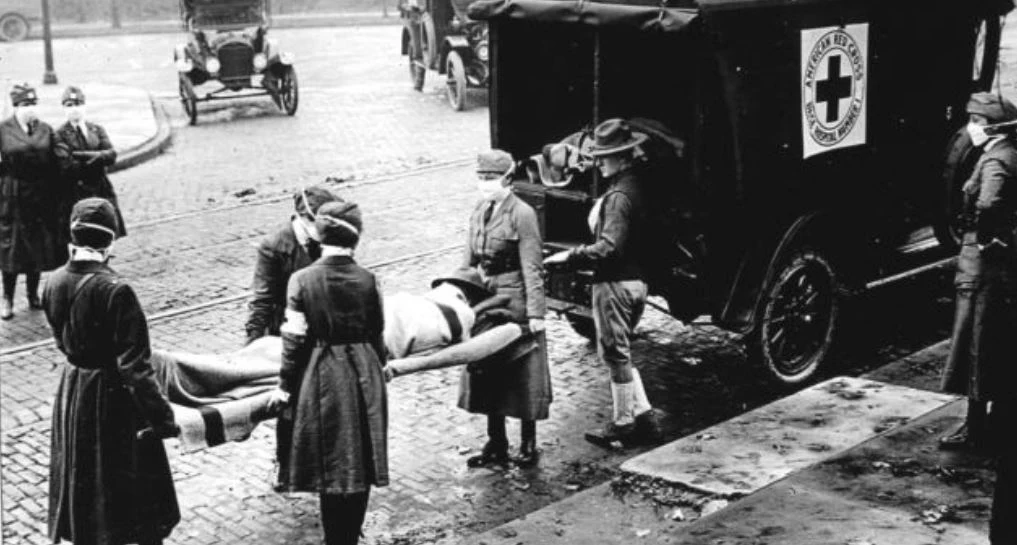 Pracownicy Czerwnonego Krzyża zabierają chorego na grypę, St. Louis, Missouri 1918 rok. Póki nie wynaleziono szczepionek, w latach 1918-21zmarło nawet 100 mln ludzi