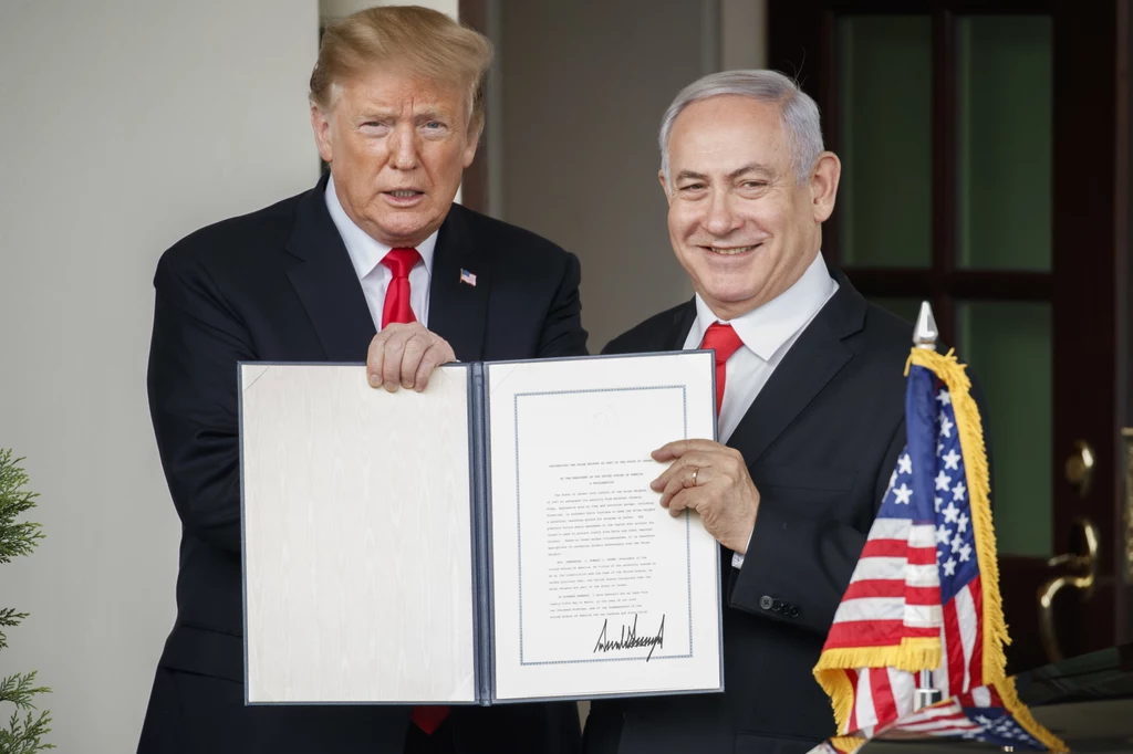 W poniedziałek prezydent Trump podpisał dekret, na mocy którego Stany Zjednoczone formalnie uznały suwerenność Izraela nad Wzgórzami Golan W poniedziałek prezydent Trump podpisał dekret, na mocy którego Stany Zjednoczone formalnie uznały suwerenność Izraela nad Wzgórzami Golan