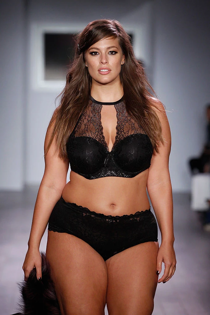 Jest uznawana ze jedną z najbardziej seksownych modelek świata. Lubi swoje ciało i nie boi się go pokazywać. Ashley Graham Jest uznawana ze jedną z najbardziej seksownych modelek świata. Lubi swoje ciało i nie boi się go pokazywać. Ashley Graham