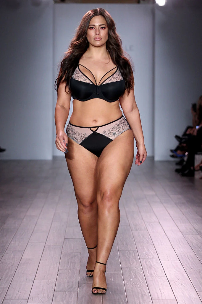 Ashley Graham Od najmłodszych lat jest związana z branżą modową. Choć jej rozmiar odbiega od wybiegowych standardów, jej praca jest doceniania przez najważniejsze magazyny, pojawiła się na okładce Vogue’a. Ashley Graham Od najmłodszych lat jest związana z branżą modową. Choć jej rozmiar odbiega od wybiegowych standardów, jej praca jest doceniania przez najważniejsze magazyny, pojawiła się na okładce Vogue’a.