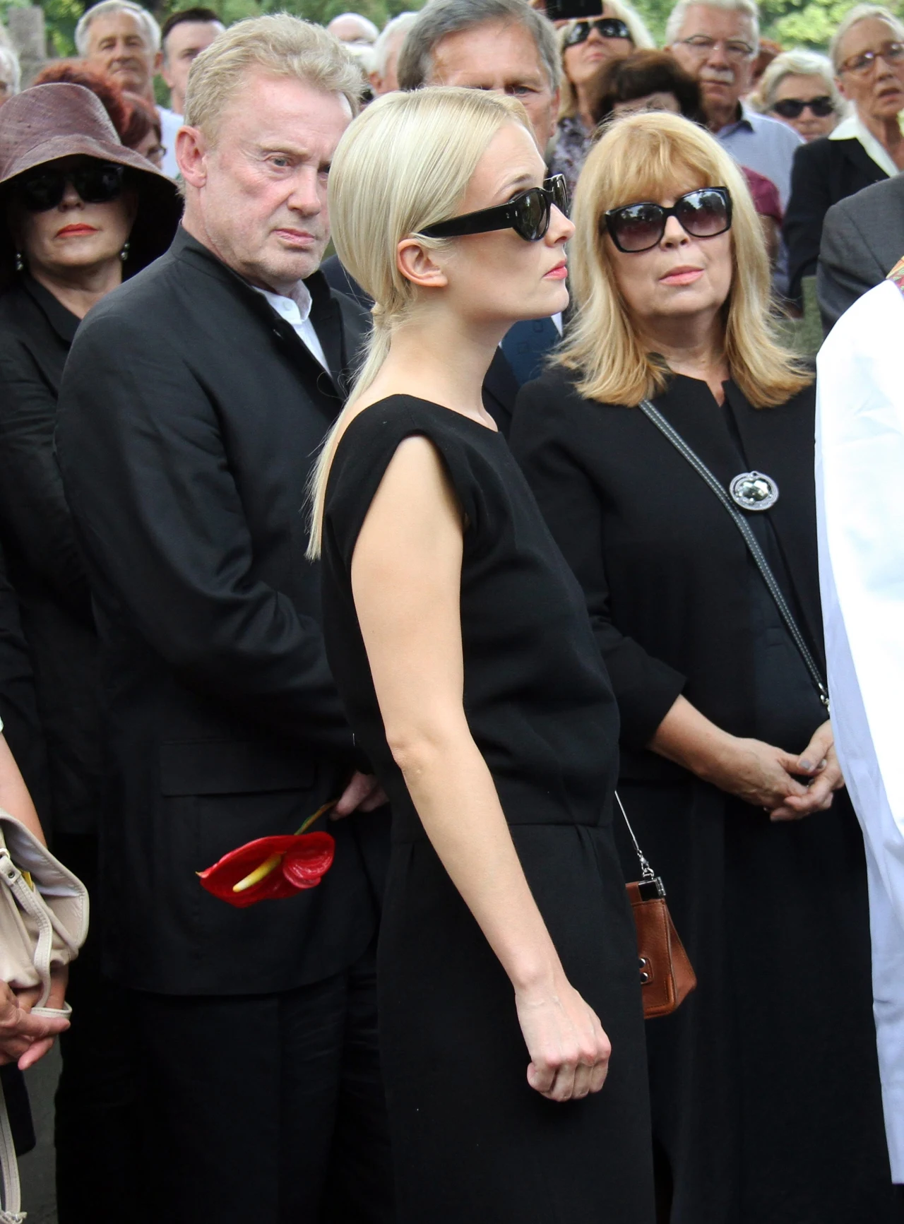 Daniel Olbrychski z córką Weroniką spotkał się na pogrzebie Andrzeja Łapickiego
