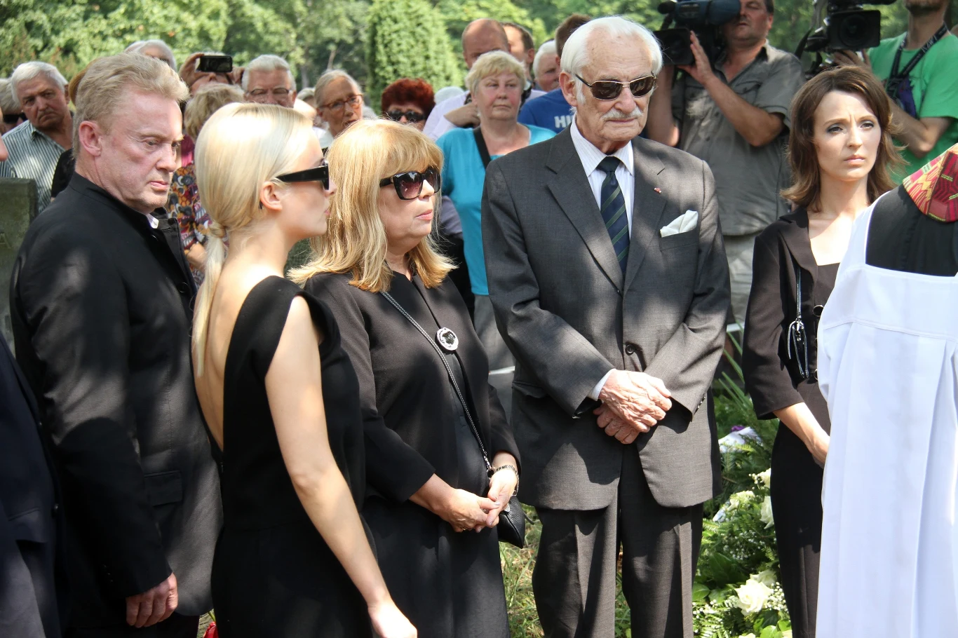 Pogrzeb Andrzeja Łapickiego. Daniel Olbrychski, Weronika, Zuzanna Łapicka-Olbrychska, Kamila Łapicka Pogrzeb Andrzeja Łapickiego. Daniel Olbrychski, Weronika, Zuzanna Łapicka-Olbrychska, Kamila Łapicka