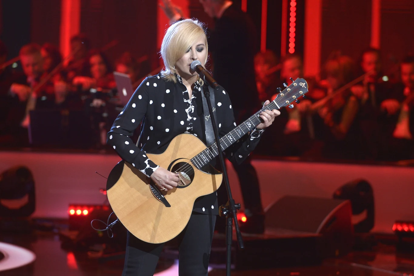 Z depresją zmagała się też m.in. Edyta Bartosiewicz. "W 2006 roku byłam bliska fizycznej śmierci, czułam, że odchodzę. Ze wszystkich sił trzymałam się wtedy życia. Chcesz żyć. Po prostu nie chcesz umierać. Zresztą wcale nie jest tak łatwo umrzeć, przejść na drugą stronę" - zdradziła w jednym z wywiadów Edyta Bartosiewicz. Do jej stanu emocjonalnego przyczyniły się m.in. problemy z głosem. W 2013 roku przyznała, że przez wiele lat korzystała z psychoterapii. 