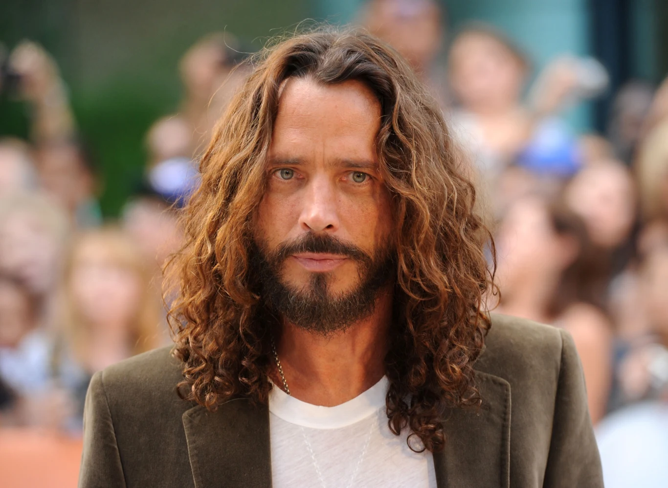 Samobójstwo popełnił też Chris Cornell, wokalista zespołów Soundgarden i Audioslave. Artysta odebrał sobie życie 18 maja 2017 roku. Wcześniej publicznie wypowiadał się o swojej walce z depresją i myślami samobójczymi.