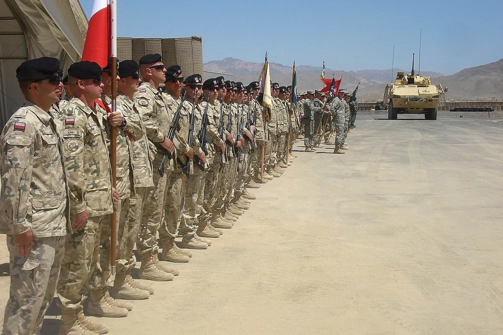 Grudzień 2011, Afganistan, prowincja Ghazni. Polscy żołnierze podczas ceremonii zmiany kontyngentu