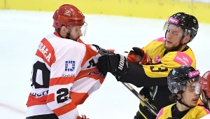 Hokeista Comarch Cracovii Adam Domogała (L) i Radosław Sawicki (P) z Tauronu KH GKS Katowice w ostrym starciu
