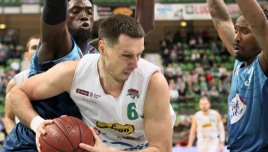 Koszykarz Stelmetu Enei BC Zielona Góra Darko Planinić (C) oraz Cheikh Mbodj (L) i Rob Lowery (P) z Polskiego Cukru Toruń 