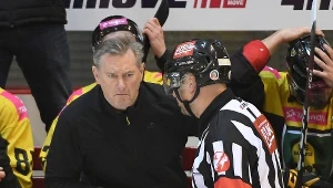 Trener Tom Coolen z szacunkiem wypowiadał się o pracy Macieja Pachuckiego (z prawej). Natomiast Tomasza Radzika uznaje za najgorszego sędziego na świecie.