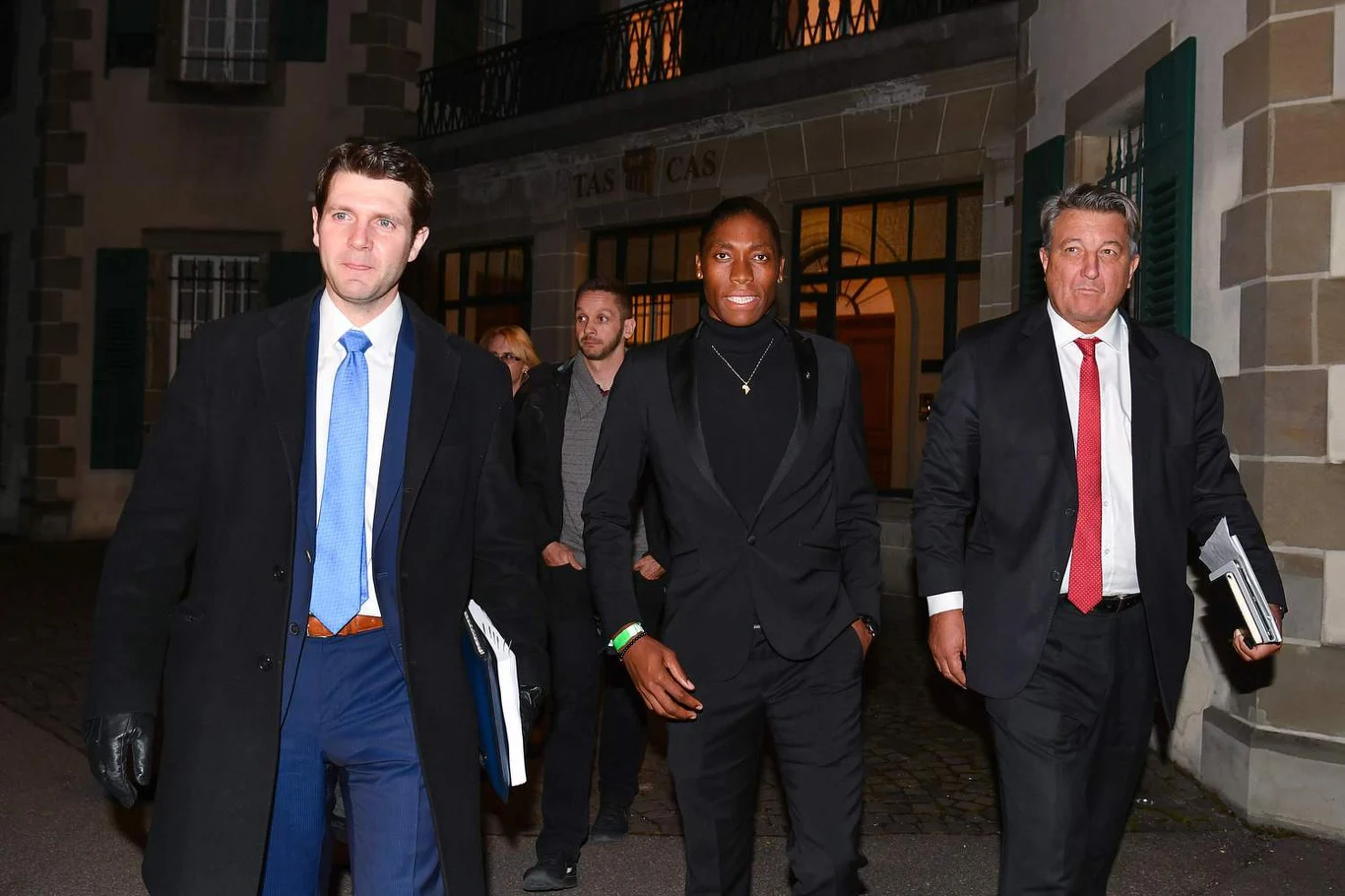 Caster Semenya w towarzystwie swoich adwokatów po wyjściu z siedziby Trybunału Arbitrażowego ds. Sportu