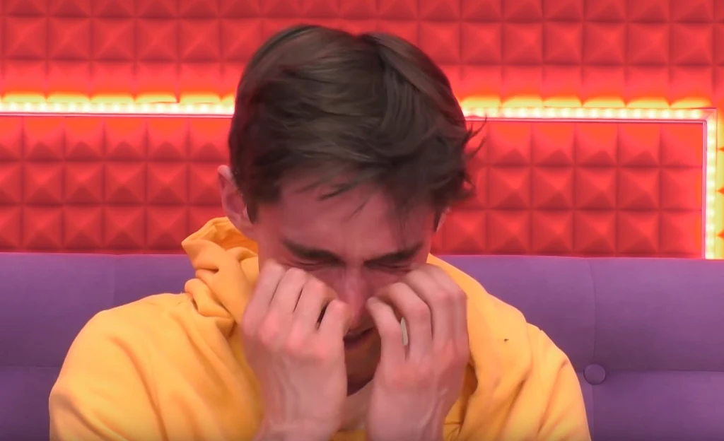 Łukasz Darłak popłakał się w pokoju zwierzeń, fot. screen z YouTube'a