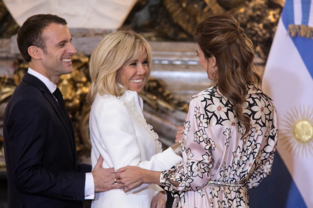 Jednak do tego czasu pierwsza dama wiodła ugruntowane życie rodzinne. Dopiero kilka tygodni przed ślubem wzięła rozwód. Podjęcie tej decyzji nie było łatwe. Tym bardziej, że całej sprawie przyglądały się dzieci z pierwszego małżeństwa. Z André- Louis Auzière pierwsza dama ma trójkę dzieci. Relacje z młodszą córką uchwycili fotoreporterzy. Prezydent Francji Emmanuel Macron z pierwszą damą Brigitte Macron Jednak do tego czasu pierwsza dama wiodła ugruntowane życie rodzinne. Dopiero kilka tygodni przed ślubem wzięła rozwód. Podjęcie tej decyzji nie było łatwe. Tym bardziej, że całej sprawie przyglądały się dzieci z pierwszego małżeństwa. Z André- Louis Auzière pierwsza dama ma trójkę dzieci. Relacje z młodszą córką uchwycili fotoreporterzy. Prezydent Francji Emmanuel Macron z pierwszą damą Brigitte Macron