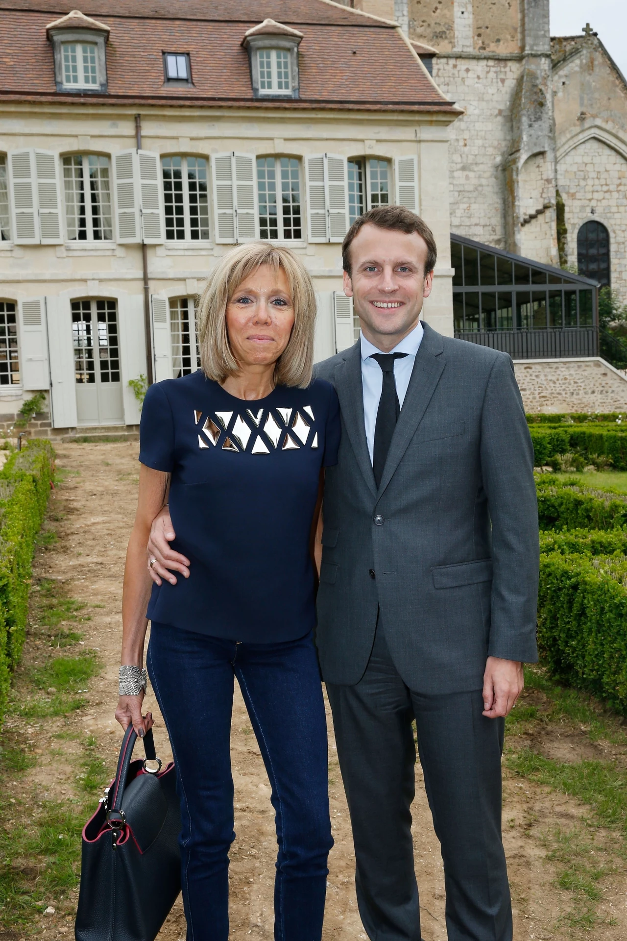 Mało kto pamięta, że Brigitte Macron, aby zrealizować swoje marzenie o wielkiej miłości musiała wziąć rozwód. Przypomnijmy, że prezydent Francji poznał swoją ukochaną w szkole. Prezydent Francji Emmanuel Macron z pierwszą damą Brigitte Macron Mało kto pamięta, że Brigitte Macron, aby zrealizować swoje marzenie o wielkiej miłości musiała wziąć rozwód. Przypomnijmy, że prezydent Francji poznał swoją ukochaną w szkole. Prezydent Francji Emmanuel Macron z pierwszą damą Brigitte Macron