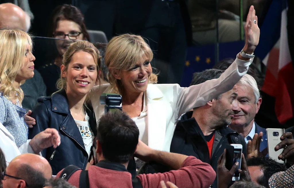 Panie lubią spędzać czas w swoim towarzystwie i widać, że sprawia im to przyjemność. Brigitte Macron z córką Tiphaine Auzière Panie lubią spędzać czas w swoim towarzystwie i widać, że sprawia im to przyjemność. Brigitte Macron z córką Tiphaine Auzière