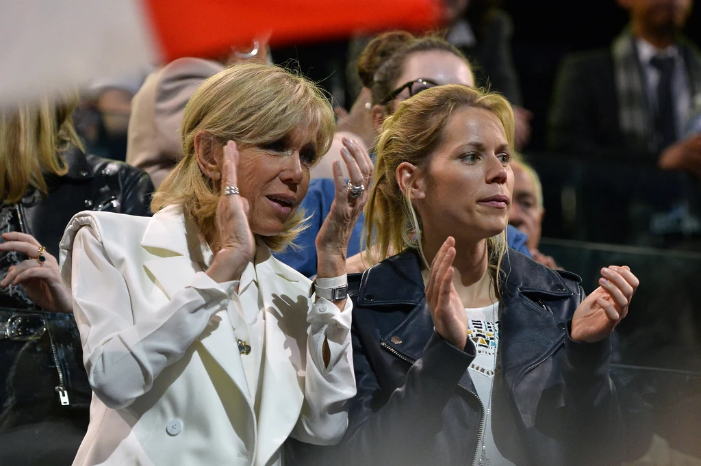 Tiphaine Auzière na co dzień unika blasku fleszy. Jednak od czasu do czasu można ją spotkać na oficjalnych przyjęciach w Pałacu Elizejskim. Brigitte Macron z córką Tiphaine Auzière Tiphaine Auzière na co dzień unika blasku fleszy. Jednak od czasu do czasu można ją spotkać na oficjalnych przyjęciach w Pałacu Elizejskim. Brigitte Macron z córką Tiphaine Auzière
