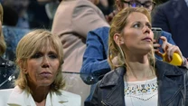 Jednak nie to jest najważniejsze. Wielu obserwatorów zwraca uwagę na zażyłe stosunki pierwszej damy z najmłodszym dzieckiem. 


Brigitte Macron z córką Tiphaine Auzière