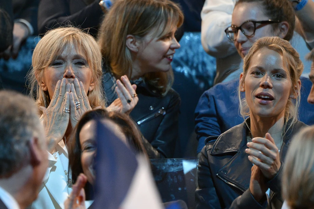 Z zawodu jest prawniczką. Prywatnie mamą dwójki dzieci. Co oznacza, że Emanuel Macron jest już dziadkiem. Mało tego, między nim, a jego pasierbicą jest zaledwie siedem lat różnicy. Brigitte Macron z córką Tiphaine Auzière Z zawodu jest prawniczką. Prywatnie mamą dwójki dzieci. Co oznacza, że Emanuel Macron jest już dziadkiem. Mało tego, między nim, a jego pasierbicą jest zaledwie siedem lat różnicy. Brigitte Macron z córką Tiphaine Auzière