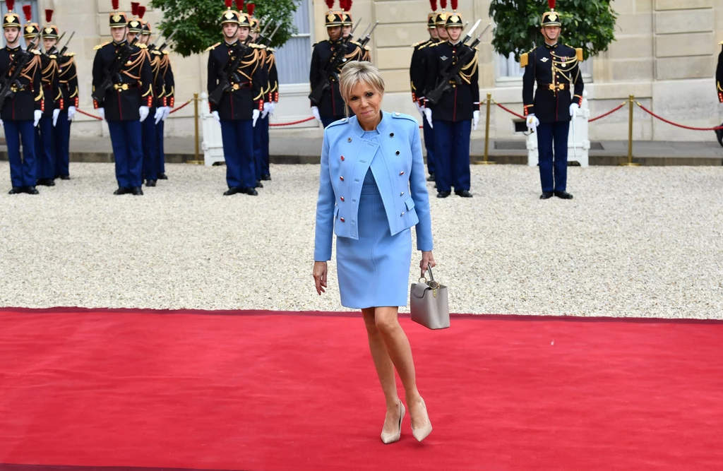 Brigitte Trogneux była wówczas starszą o dwadzieścia cztery lata nauczycielką języka francuskiego i łaciny. Romans pod dachem jezuickiej szkoły w Amines odbił się szerokim echem. Brigitte Macron pierwsza dama Francji Brigitte Trogneux była wówczas starszą o dwadzieścia cztery lata nauczycielką języka francuskiego i łaciny. Romans pod dachem jezuickiej szkoły w Amines odbił się szerokim echem. Brigitte Macron pierwsza dama Francji