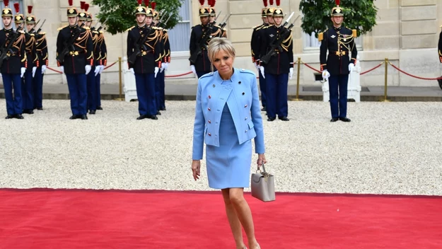 Brigitte Trogneux była wówczas starszą o dwadzieścia cztery lata nauczycielką języka francuskiego i łaciny. Romans pod dachem jezuickiej szkoły w Amines odbił się szerokim echem.


Brigitte Macron pierwsza dama Francji