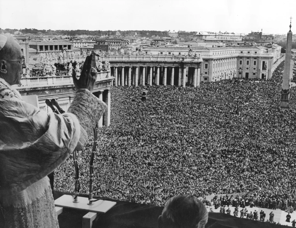 Papież Pius XII był wielkim entuzjastą badań mających połączyć chrześcijańską mistykę ze światem nauki. Wykorzystał to o. Ernetti, który zaprezentował mu „chronowizor”  – aparat do oglądania przeszłości