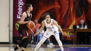 Zawodniczka Energi Toruń Katarzyna Trzeciak (L) i Maria Conde (P) z Wisły CanPack Kraków