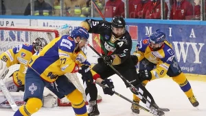 Hokeiści TatrySki Podhala Nowy Targ Robert Mrugała (L) i Bartłomiej Neupauer (P) oraz Filip Komorski (C) z GKS-u Tychy 