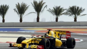 Tak 12 marca 2010 r. Robert Kubica prezentował się na torze w Bahrajnie, jadąc w bolidzie Renault
