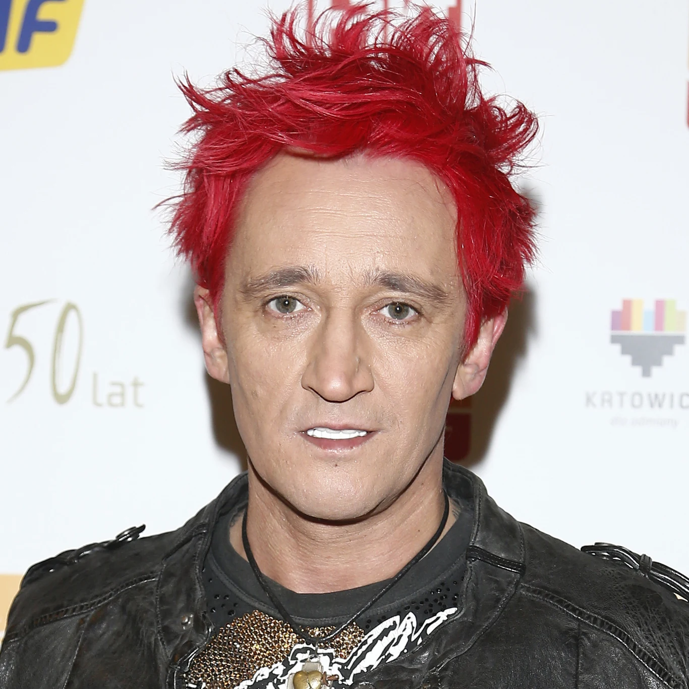 W maju 2018 roku Michał Wiśniewski oficjalnie ogłosił, że został bankrutem. "Dnia 11 maja 2018 r. Sąd Rejonowy dla Miasta Stołecznego Warszawy ogłosił upadłość konsumencką Michała Wiśniewskiego. To ważne postanowienie kończy wyjątkowo trudny etap życia piosenkarza" - czytaliśmy w oficjalnym oświadczeniu. Wielomilionowy (nieoficjalnie mówiło się nawet o 30 milionach złotych) majątek Wiśniewskiego stopniał przez nietrafione inwestycje, imprezowy tryb życia i hazard. "Jestem tylko człowiekiem, ale jestem ułomny. Zrobiłem wiele błędów życiowych. Wielu oszustów i wyzyskiwaczy pod płaszczykiem przyjaciół pojawiło się na mojej drodze" - mówił w programie "Dzień Dobry TVN".