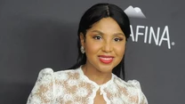 Toni Braxton wpadła w tarapaty finansowe pod koniec lat 90. XX wieku. Informacja o bankructwie piosenkarki była o tyle zaskakująca, że gwiazda za sprawą przeboju "Un-Break My Heart" zarobiła gigantyczne pieniądze.

Okazało się jednak, że nieznająca umiaru w zakupach wokalistka roztrwoniła fortunę szacowaną na około 170 milionów dolarów, a bankructwo oficjalnie ogłosiła w 2010 roku.

"Uwielbiam piękne naczynia i ozdoby do domu. Trochę się zagubiłam, kupując te wszystkie rzeczy do mieszkania. Luksusowa droga pościel... Uwielbiałam takie towary. Wiem, że to mój problem" - mówiła.