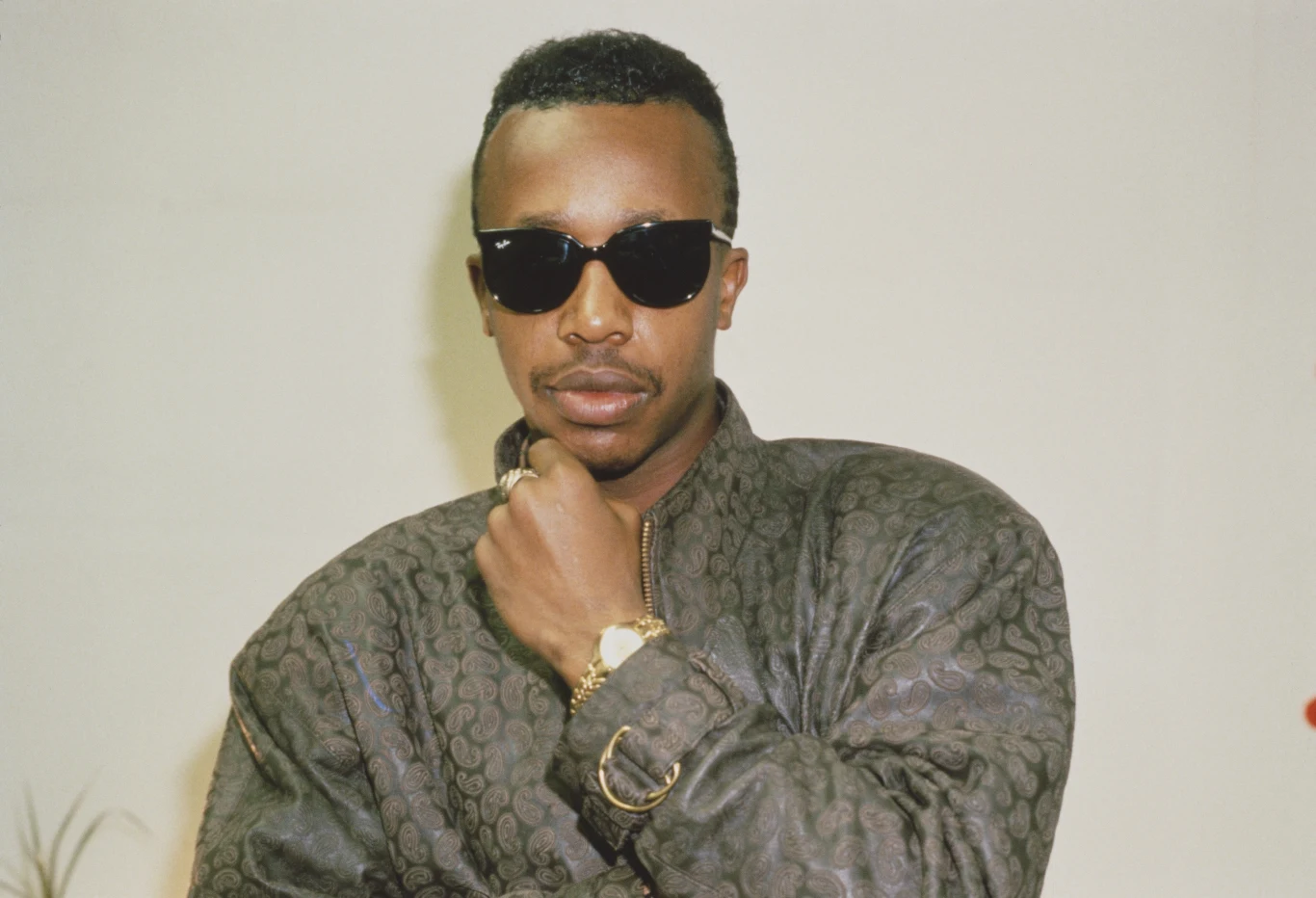 MC Hammer, twórca jednego z największych przebojów lat 90. XX wieku "Can't Touch This" szybko roztrwonił swoją fortunę, którą w szczytowym momencie jego popularności szacowano na 33 miliony dolarów. Raper zupełnie nie liczył się z pieniędzmi - wybudował sobie ogromną willę (na terenie posiadłości był m.in. amfiteatr oraz boisko do koszykówki), latał wypożyczonym Boeingiem, a swoim psom ubierał złote obroże. Jednak, gdy kolejne płyty i single nie przyniosły takich dochodów, jak "Can't Touch This" i album "Please Hammer, Don't Hurt 'Em", zasoby gwiazdora zaczęły kurczyć się w błyskawicznym tempie. W 1996 roku, czyli sześć lat po wydaniu swojego przeboju, Hammer miał 14 milionów dolarów długu. Wtedy też złożył wniosek o bankructwo, do czego nie chciał przyznać się przez kilka lat. Jeszcze w 2016 roku według magazynu "Bussines Insider" raper, który został pastorem, miał wciąż 800 tys. dol. długu.
