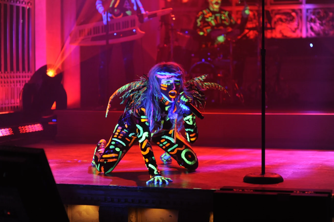 W 2010 roku amerykańskie media przypomniały feralny epizod Simpson przy okazji występu Keshy w "Saturday Night Live", który wypadł równie fatalnie. "To występ z kategorii 'tego nie da się odzobaczyć'" - pisała Leslie Gornstein z serwisu E! News. Wokalistka wystąpiła we fluorescencyjnym stroju, wyglądała na mocno zmęczoną, a niektórzy widzowie patrząc na jej taniec, zastanawiali się, czy Kesha pojawiła się na antenie trzeźwa. 