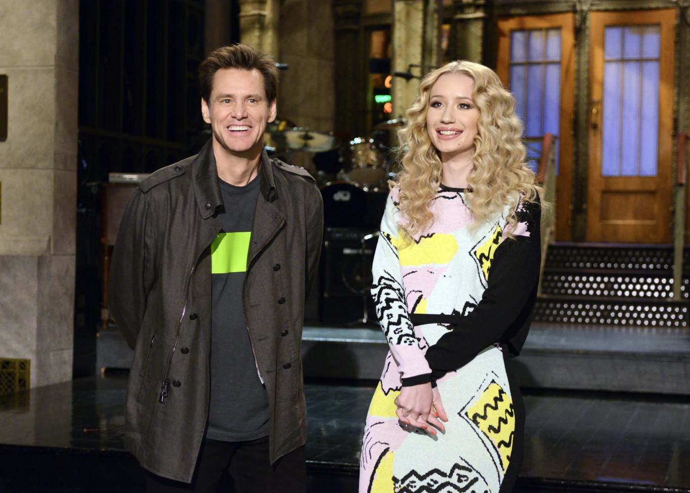 Iggy Azalea (na zdjęciu z Jimmym Careyem) na scenie "SNL" wraz z MØ pojawiła się w 2014 roku i zaprezentowała utwór "Beg For It". Całość wypadła wyjątkowo kuriozalnie. Koleżanka Iggy nie potrafiła odnaleźć się na scenie i dublowała również wokal z playbacku. Australijska raperka natomiast swój kiepski występ starała się maskować seksownym tańcem. Nie udało się. Wykonanie zostało okrzyknięte jednym z najdziwniejszych w historii "SNL", a MØ przeprosiła fanów na Twitterze i tłumaczyła się problemami technicznymi. 