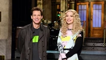 Iggy Azalea (na zdjęciu z Jimmym Careyem) na scenie "SNL" wraz z MØ pojawiła się w 2014 roku i zaprezentowała utwór "Beg For It". Całość wypadła wyjątkowo kuriozalnie. Koleżanka Iggy nie potrafiła odnaleźć się na scenie i dublowała również wokal z playbacku. 

Australijska raperka natomiast swój kiepski występ starała się maskować seksownym tańcem. Nie udało się. Wykonanie zostało okrzyknięte jednym z najdziwniejszych w historii "SNL", a MØ przeprosiła fanów na Twitterze i tłumaczyła się problemami technicznymi. 