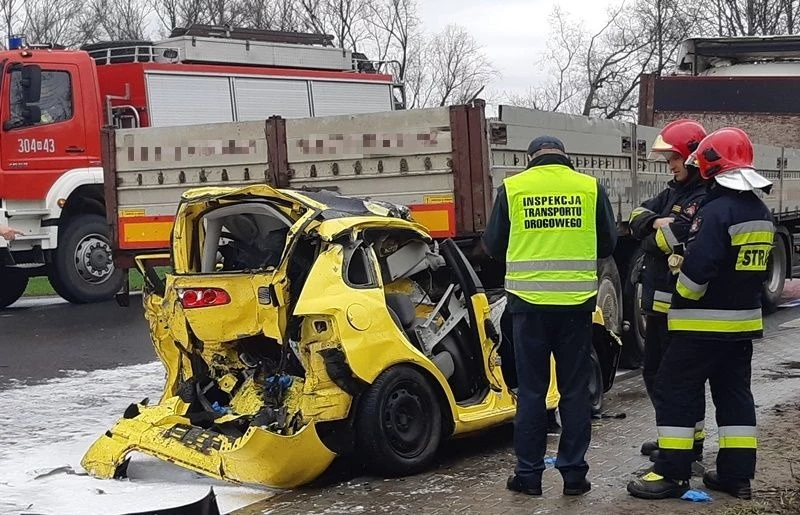 Kierowca sam wydostał się z wraku, ale pasażerka została ciężko ranna