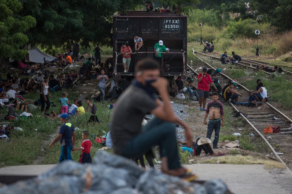 Imigranci używają każdego możliwego środka transportu, aby przedostać się jak najdalej