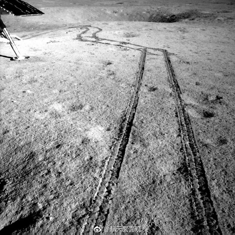 Zdjęcie z początku misji łazika Yutu-2 opublikowane pod koniec marca 2019 Zdjęcie z początku misji łazika Yutu-2 opublikowane pod koniec marca 2019