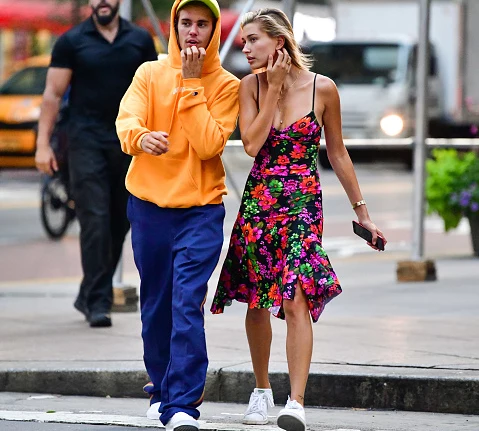 Hailey Bieber w najmodniejszych butach tej wiosny 