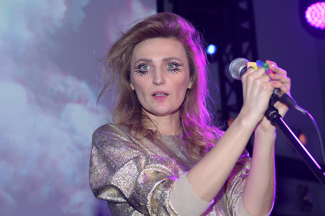 Pierwsze plotki o kryzysie w związku Reni Jusis pojawiły się już pięć lat temu. Wokalistka żaliła się wtedy w wywiadach, że Tomek Makowiecki wpadł w imprezowy tryb życia i nie do końca spełnia się w roli męża. 