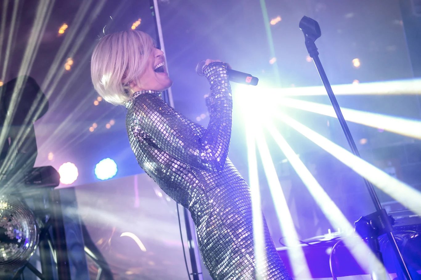 Na trasę koncertową Reni miała kilka zaprojektowanych przez Marcina Paprockiego i Mariusza Brzozowskiego strojów. Artystka tak powiedziała o tej współpracy: "Zawsze wspierałam polską modę. W zeszłym roku, tuż po tym, jak ukończyłam nagranie mojej nowej płyty, brałam udział w ich [Brzozowskiego i Paprockiego - przyp. red.] jubileuszu w Zachęcie. Wtedy przyszło mi do głowy, by wysłać im moje nowe piosenki i poprosić o zinterpretowanie moich nowych dyskotekowych utworów. Dałam im absolutnie wolną rękę, bo darzę ich dużym zaufaniem. Uszyli dla mnie bardzo efektowny strój, który waży około 10 kilogramów i pokryty jest prawdziwymi, małymi lusterkami. Tak naprawdę bardziej przypomina zbroję niż wygodny kostium". 