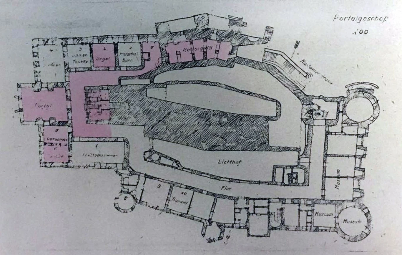 Plan parteru zamku Książ – na różowo oznaczono pomieszczenia wydzierżawione w październiku 1944 roku dla potrzeb Dyrekcji Kolei we Wrocławiu. Plan parteru zamku Książ – na różowo oznaczono pomieszczenia wydzierżawione w październiku 1944 roku dla potrzeb Dyrekcji Kolei we Wrocławiu.