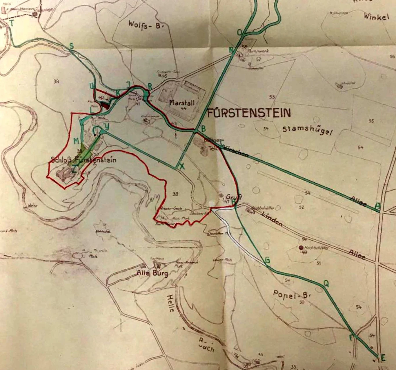 Plan sytuacyjny zamku Książ z października 1944 roku – czerwoną linią zaznaczono obszar wydzierżawiony przez Ministerstwo Komunikacji III Rzeszy. Plan sytuacyjny zamku Książ z października 1944 roku – czerwoną linią zaznaczono obszar wydzierżawiony przez Ministerstwo Komunikacji III Rzeszy.