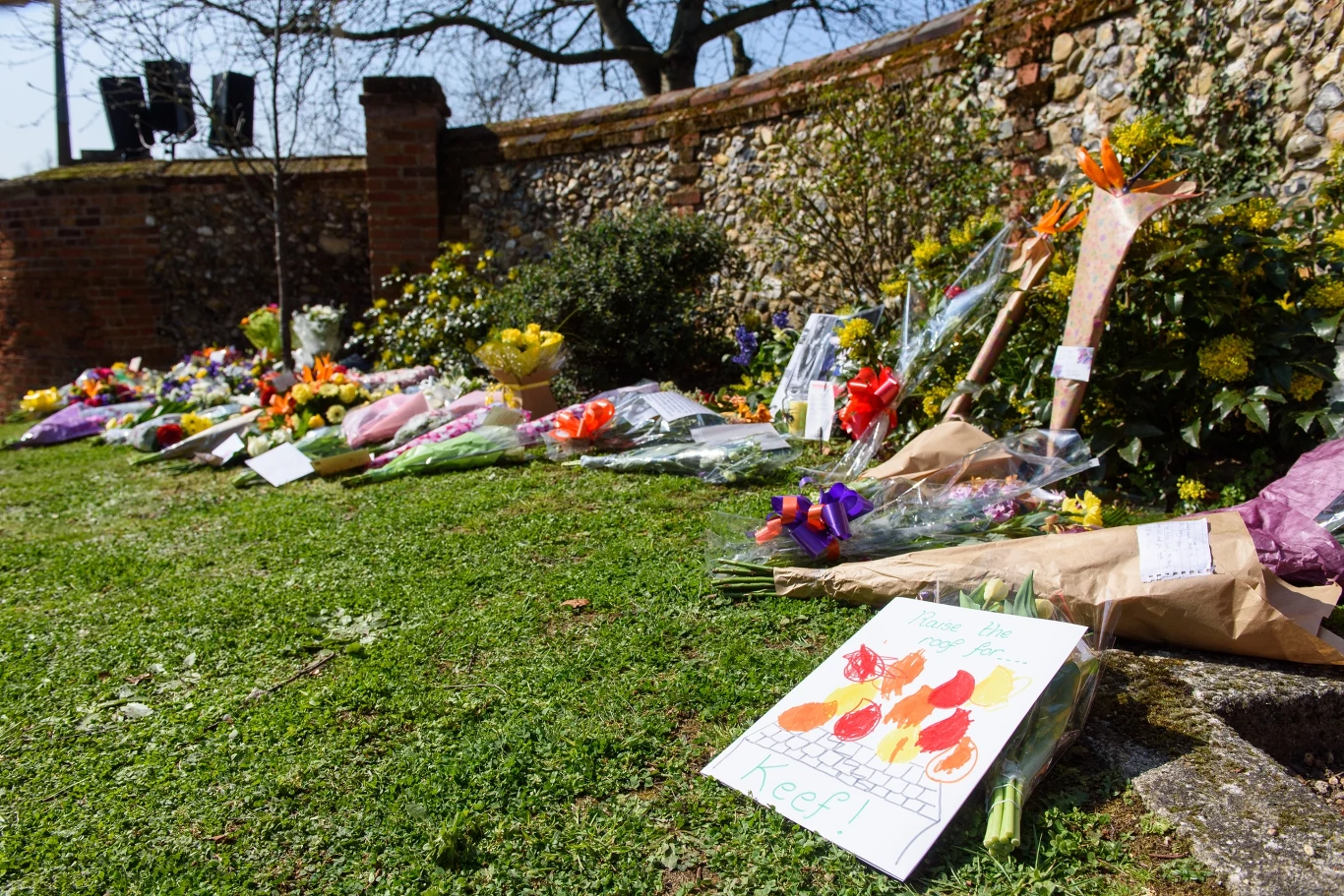 Kwiaty pod kościołem Mariackim w Braintree, gdzie odbywa się ceremonia pogrzebowa Keitha Flinta Kwiaty pod kościołem Mariackim w Braintree, gdzie odbywa się ceremonia pogrzebowa Keitha Flinta