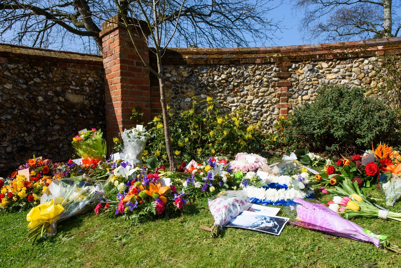 Kwiaty pod kościołem Mariackim w Braintree, gdzie odbywa się ceremonia pogrzebowa Keitha Flinta Kwiaty pod kościołem Mariackim w Braintree, gdzie odbywa się ceremonia pogrzebowa Keitha Flinta