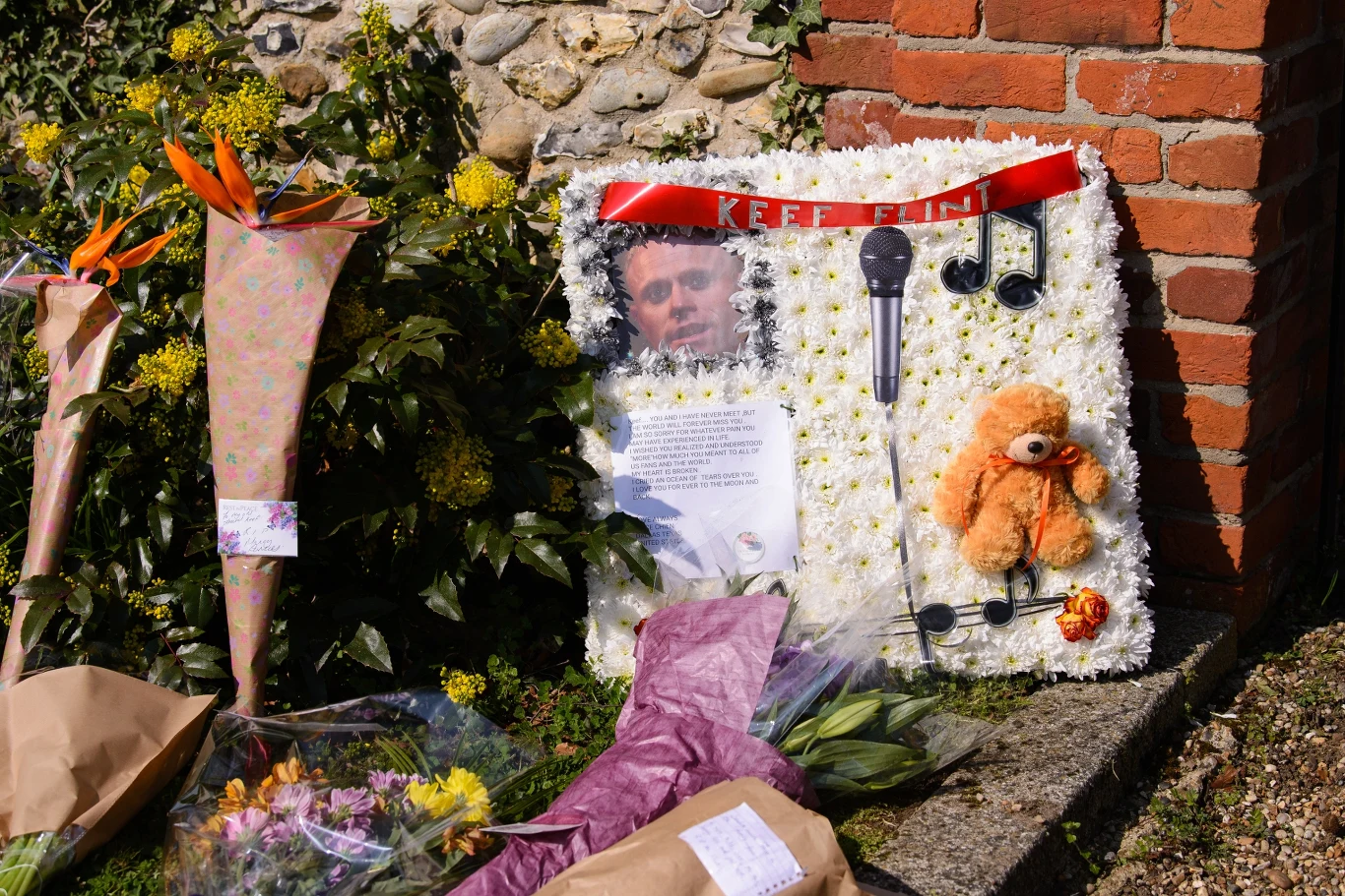 Kwiaty pod kościołem Mariackim w Braintree, gdzie odbywa się ceremonia pogrzebowa Keitha Flinta Kwiaty pod kościołem Mariackim w Braintree, gdzie odbywa się ceremonia pogrzebowa Keitha Flinta