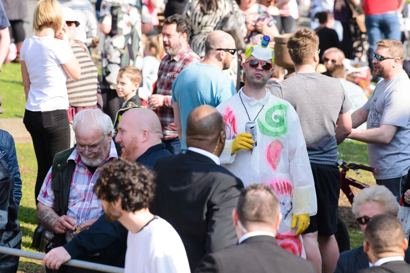 Fani na pogrzebie Ketiha Flinta Fani na pogrzebie Ketiha Flinta