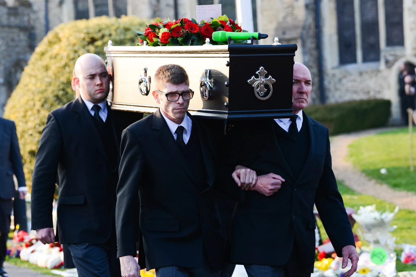 29 marca w Braintree (Essex) odbył się pogrzeb lidera The Prodigy, Keitha Flinta. W ostatniej drodze wokaliście towarzyszyły tysiące fanów zespołu. Zobacz zdjęcia z pogrzebu Keitha Flinta. 29 marca w Braintree (Essex) odbył się pogrzeb lidera The Prodigy, Keitha Flinta. W ostatniej drodze wokaliście towarzyszyły tysiące fanów zespołu. Zobacz zdjęcia z pogrzebu Keitha Flinta.