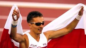 Marek Plawgo świętujący zdobycie srebrnego medalu ME w 2006 roku w Goeteborgu w biegu na 400 m przez płotki