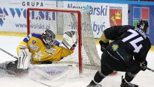 Hokeista TatrySki Podhala Nowy Targ Przemysław Odrobny (L) i Tomas Sykora (P) z GKS Tychy