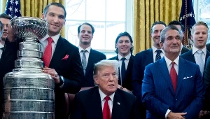 Aleksander Owieczkin zaprezentował Puchar Stanleya  prezydentowi USA Donaldowi J. Trumpowi