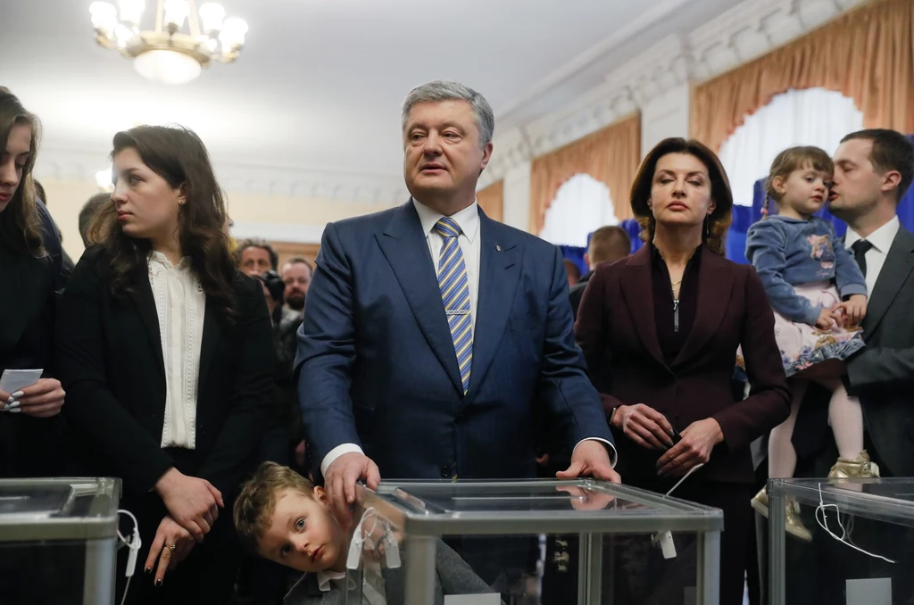 Ubiegający się o reelekcję Petro Poroszenko podczas głosowania Ubiegający się o reelekcję Petro Poroszenko podczas głosowania