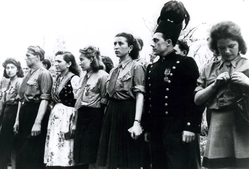 Zofia Grzyb i inni w oczekiwaniu na odznaczenie przez prezydenta Bolesława Bieruta, 1949 rok